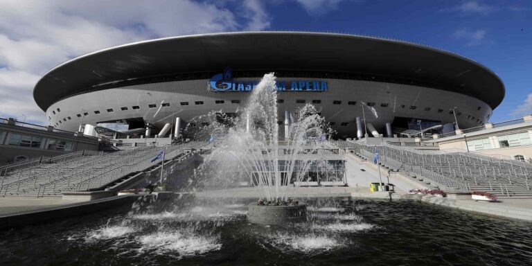 Η UEFA «ξήλωσε» τις πινακίδες της Gazprom και στη θέση της έγραψε τη λέξη «ειρήνη»