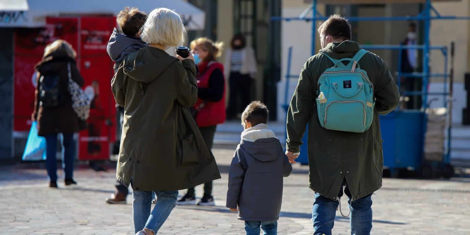 Γονείς με τα παιδιά τους στην Αθήνα