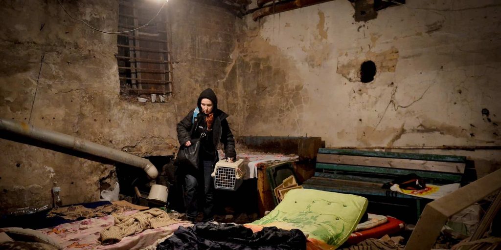 Γυναίκα σε καταφύγιο στην Ουκρανία