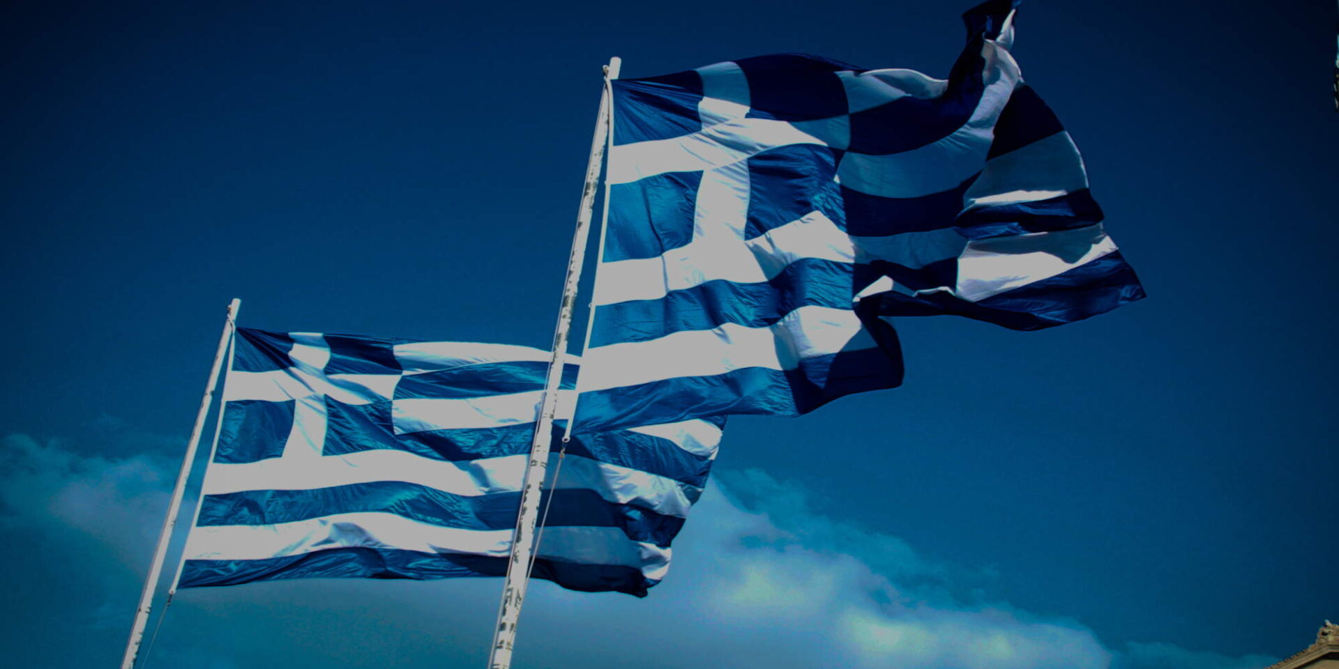 Αίθριος ο καιρός ανήμερα της 25ης Μαρτίου, με γαλανό ουρανό κυματίζουν οι σημαίες