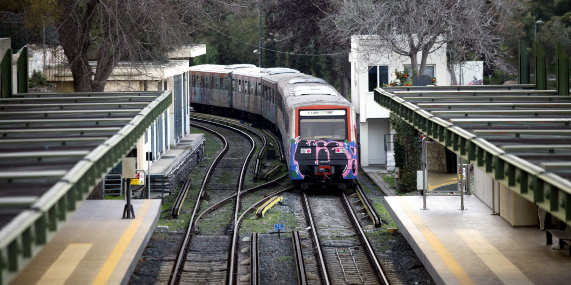 Εικόνα από συρμό του Ηλεκτρικού στα Κάτω Πατήσια