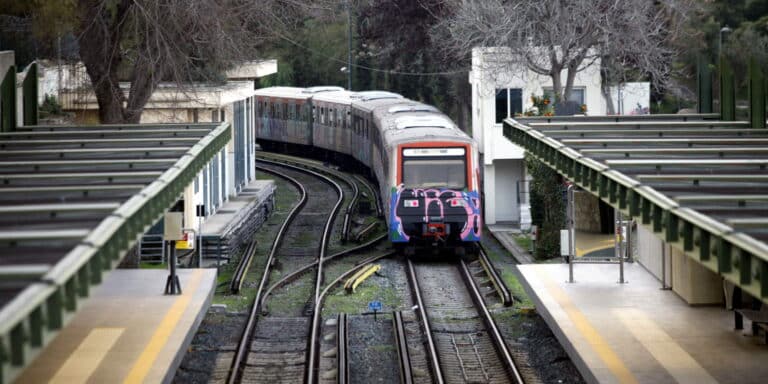 Πολίτης έπεσε στις ράγες του Ηλεκτρικού στα Κάτω Πατήσια