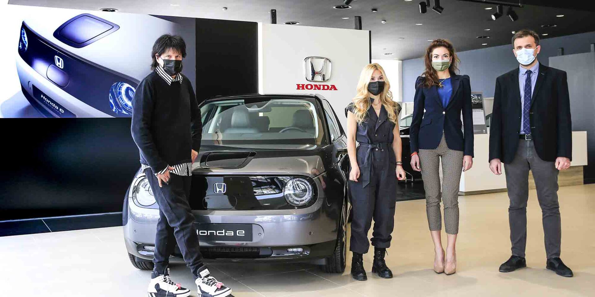 Η παράδοση του νέου Honda e στη νικήτρια του διαγωνισμού