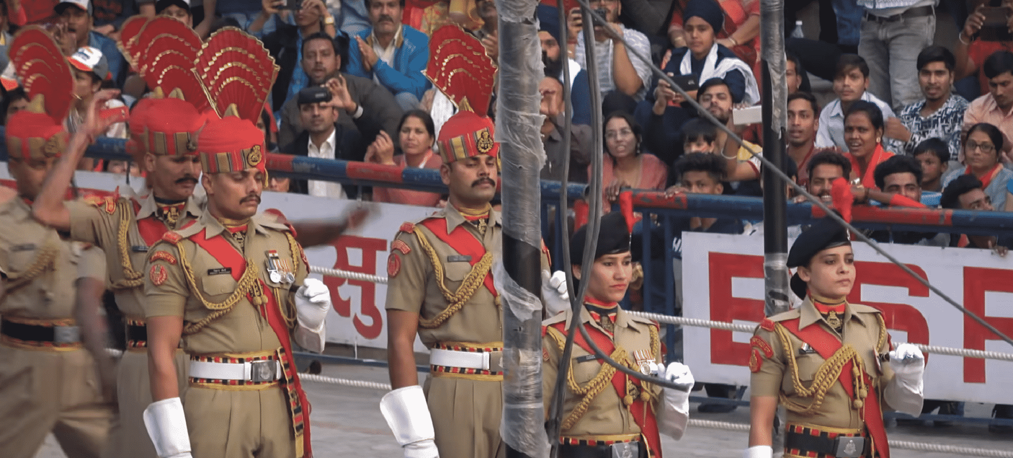 Ο πολεμικός χορός τελετουργία στα σύνορα Ινδίας με Πακιστάν