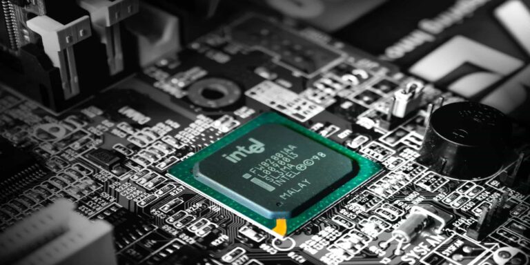 Η Intel υπόσχεται να «σώσει» την Ευρώπη από την έλλειψη μικροτσίπ
