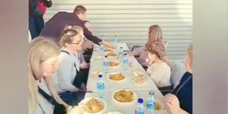 Ισπανός σεφ προσφέρει στους Ουκρανούς πρόσφυγες δωρεάν γεύμα με παέγια δίπλα στη θάλασσα (βίντεο)