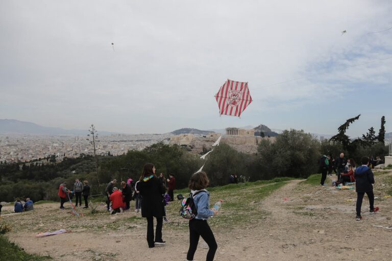 Καιρός: Πέταγμα χαρταετού με βροχές και καταιγίδες – Πού θα χιονίσει