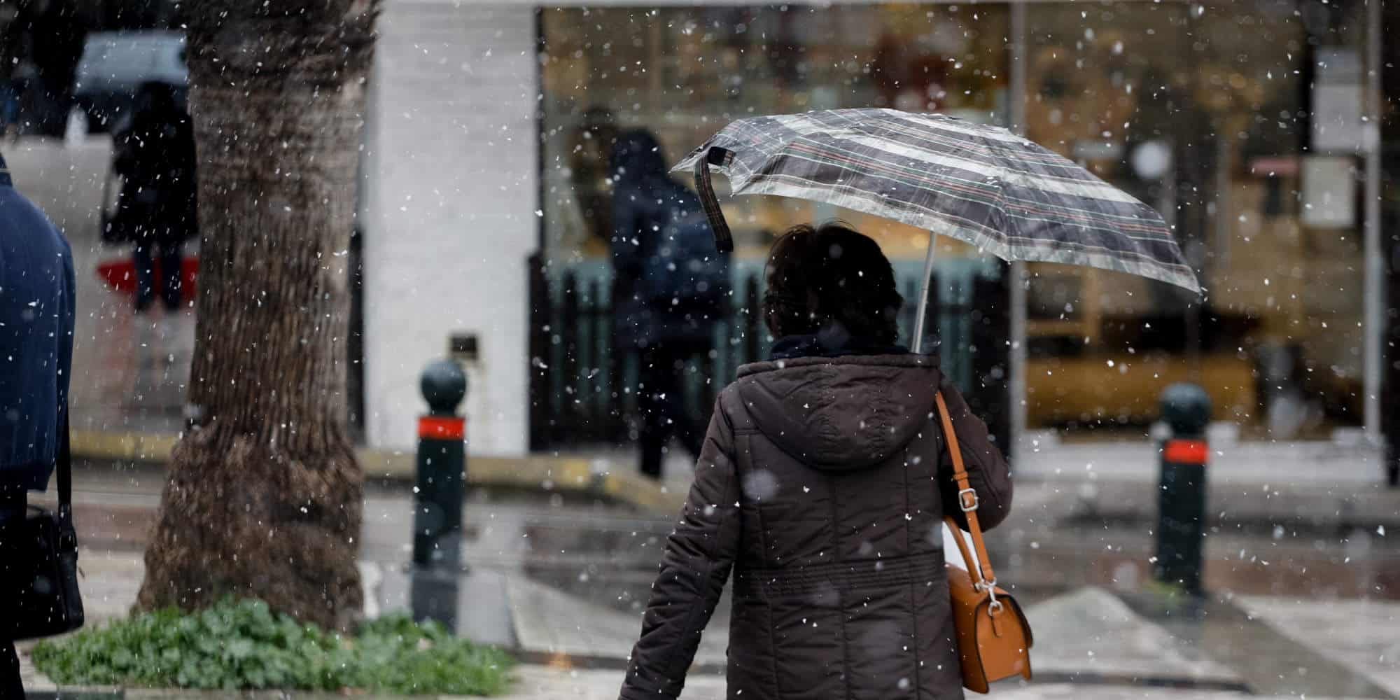 Χιονιάς καιρός, πολίτης με ομπρέλα στο κέντρο της Αθήνας