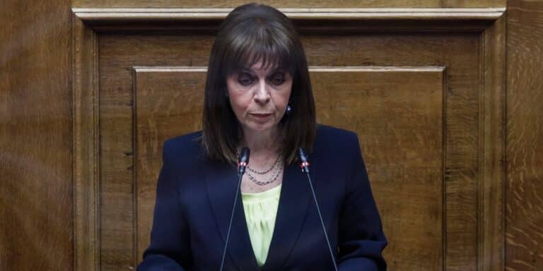 Το μήνυμα της Σακελλαροπούλου για την Παγκόσμια Ημέρα της Γυναίκας – Ντύθηκε στα χρώματα της Ουκρανίας