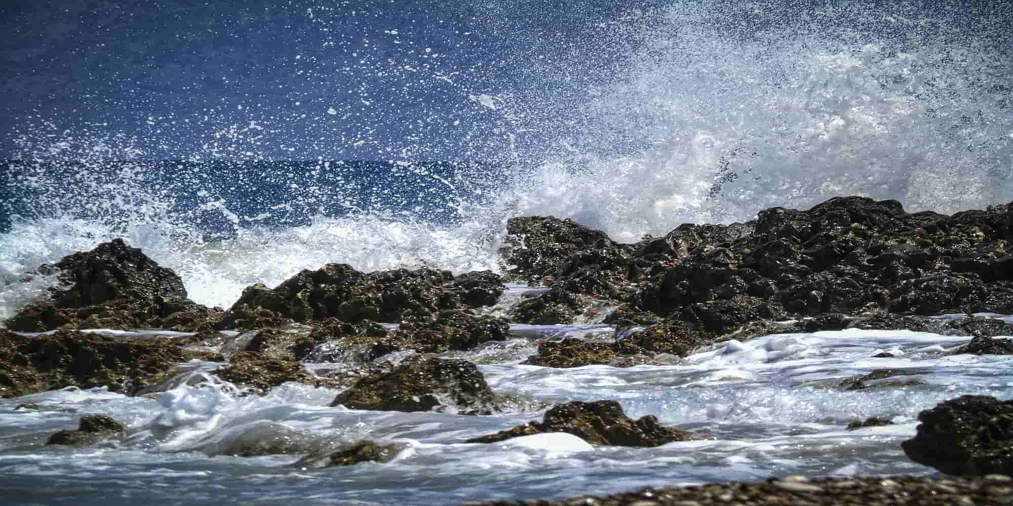 Κύματα σκάνε σε βράχια σε παραλία της Κέρκυρας