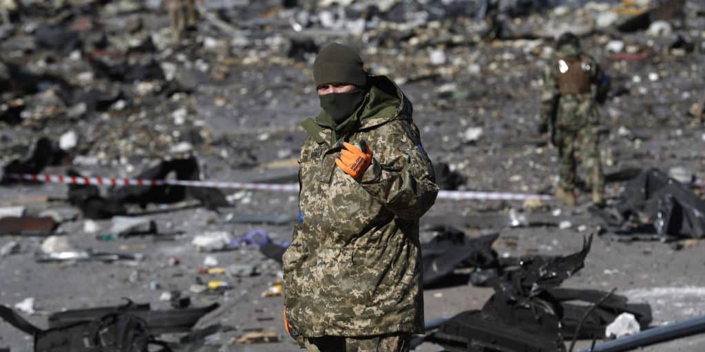 Στρατιώτης στο βομβαρδισμένο Κίεβο
