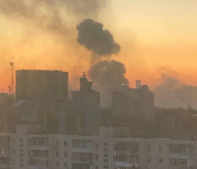 Ουκρανία: Σειρήνες και εκρήξεις σε Κίεβο και Ζαπορίζια – Σε πολιορκία ο Οδησσός (εικόνες & βίντεο)