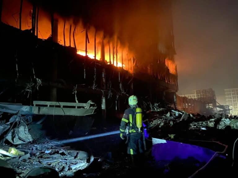 Η Ουκρανία απέρριψε το ρωσικό τελεσίγραφο για παράδοση της Μαριούπολης – Βομβαρδισμοί στο Κίεβο, 6 νεκροί (εικόνες & βίντεο)