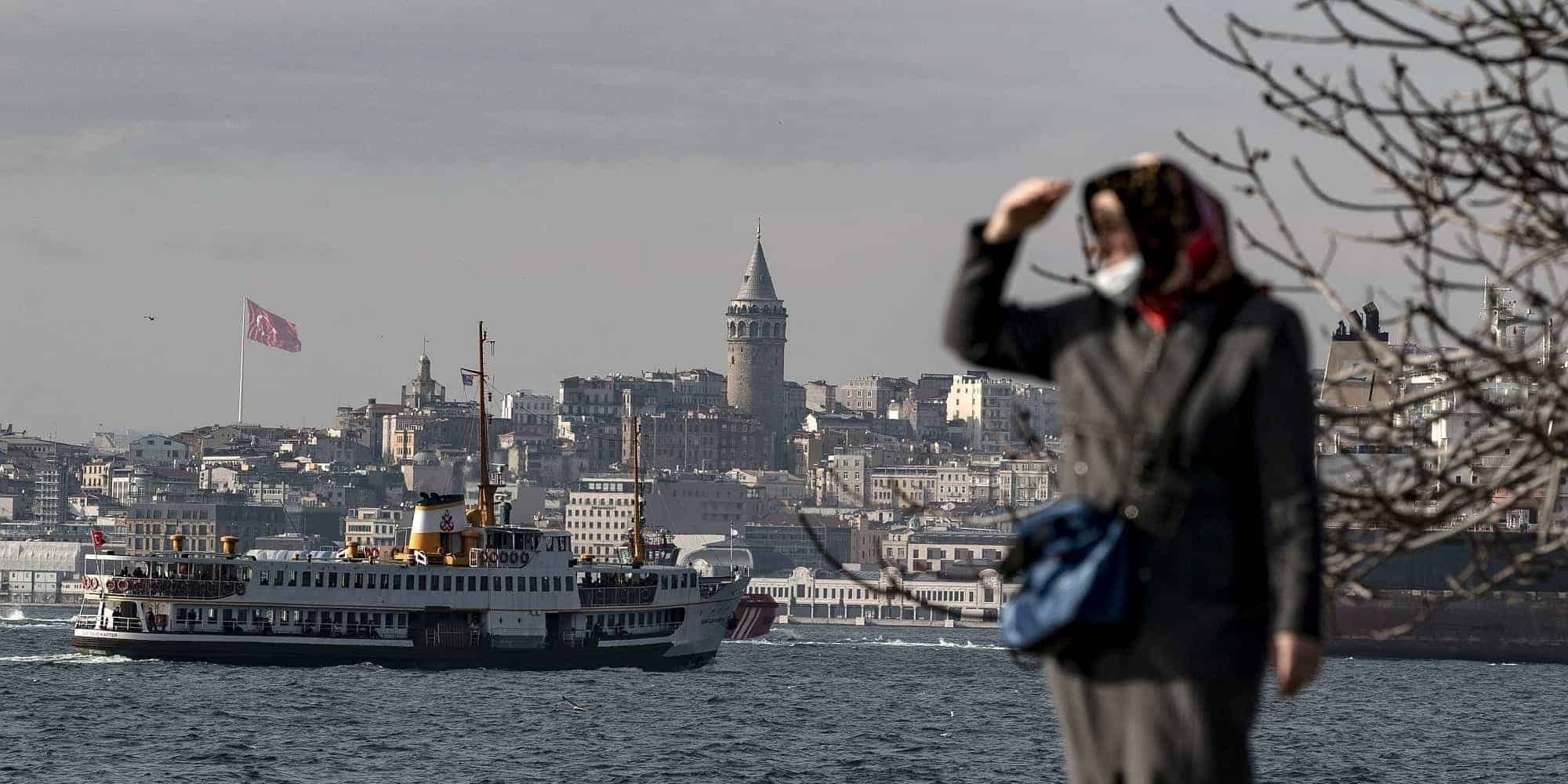 Μια κυρία με μάσκα στην Κωνσταντινούπολη