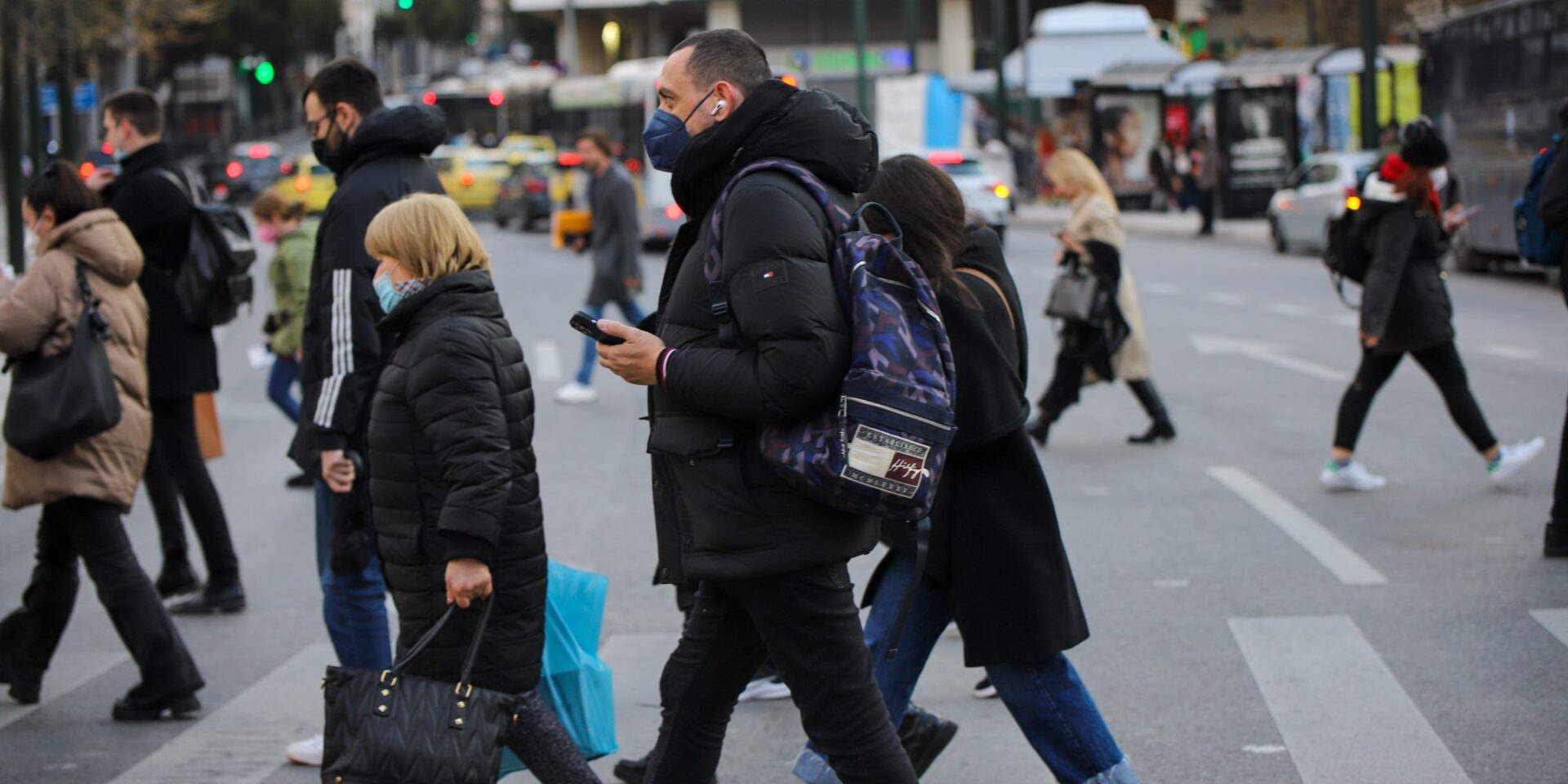 Κόσμος που περπατάει στο Σύνταγμα