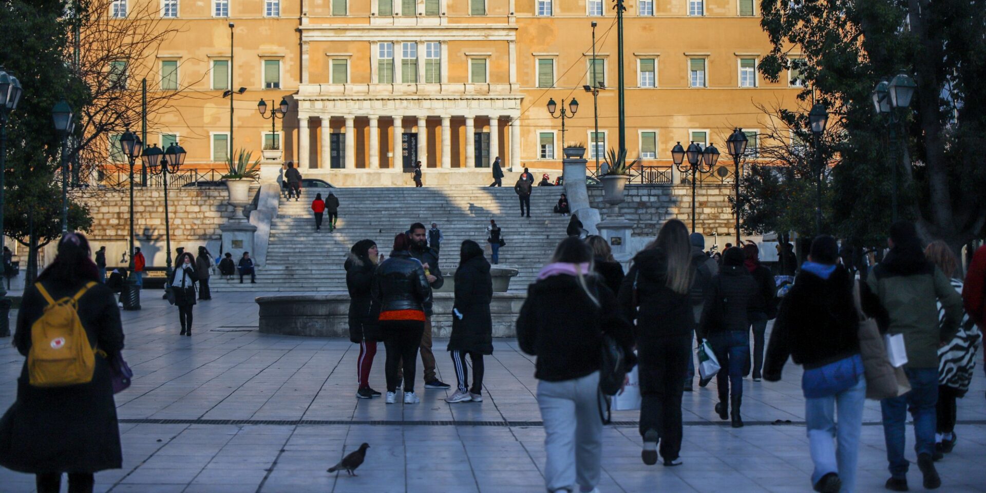 Κόσμος που περπατάει στην πλατεία Συντάγματος