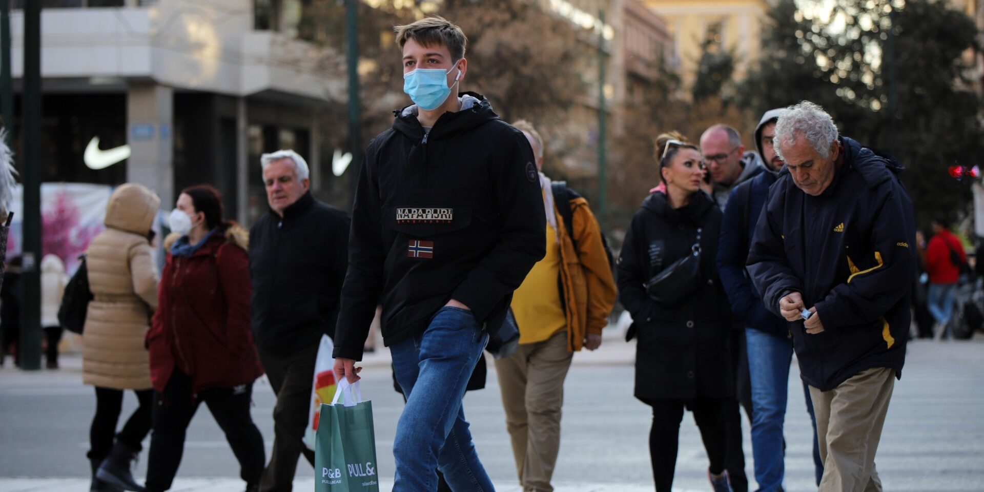 Κόσμος που περπατάει στο Σύνταγμα