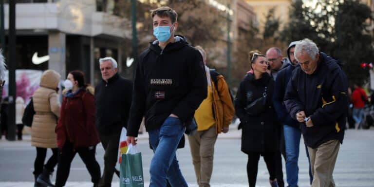 Κορονοϊός: Σε έξαρση η επιδημία στην Ελλάδα – Γιατί έχουμε επαναμολύνσεις με την μετάλλαξη Όμικρον