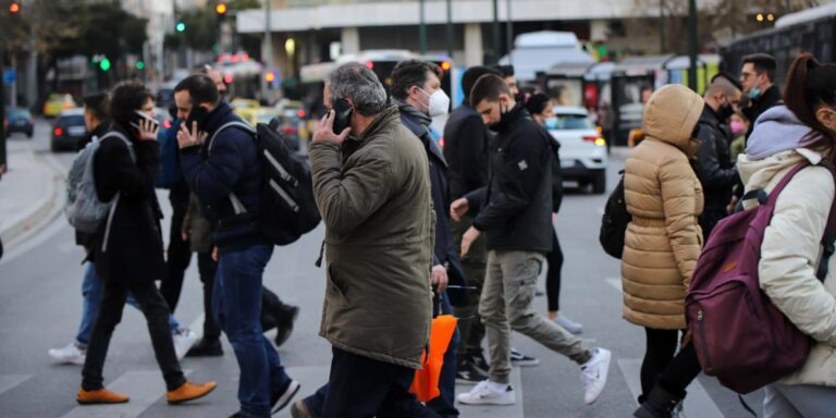 Εκτοξεύθηκαν τα κρούσματα κορονοϊού – 27.490 νέες μολύνσεις, 73 θάνατοι και 342 διασωληνωμένοι