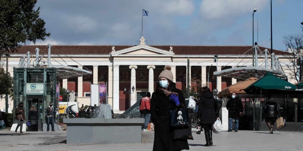 Κόσμος περπατάει στο ΕΚΠΑ