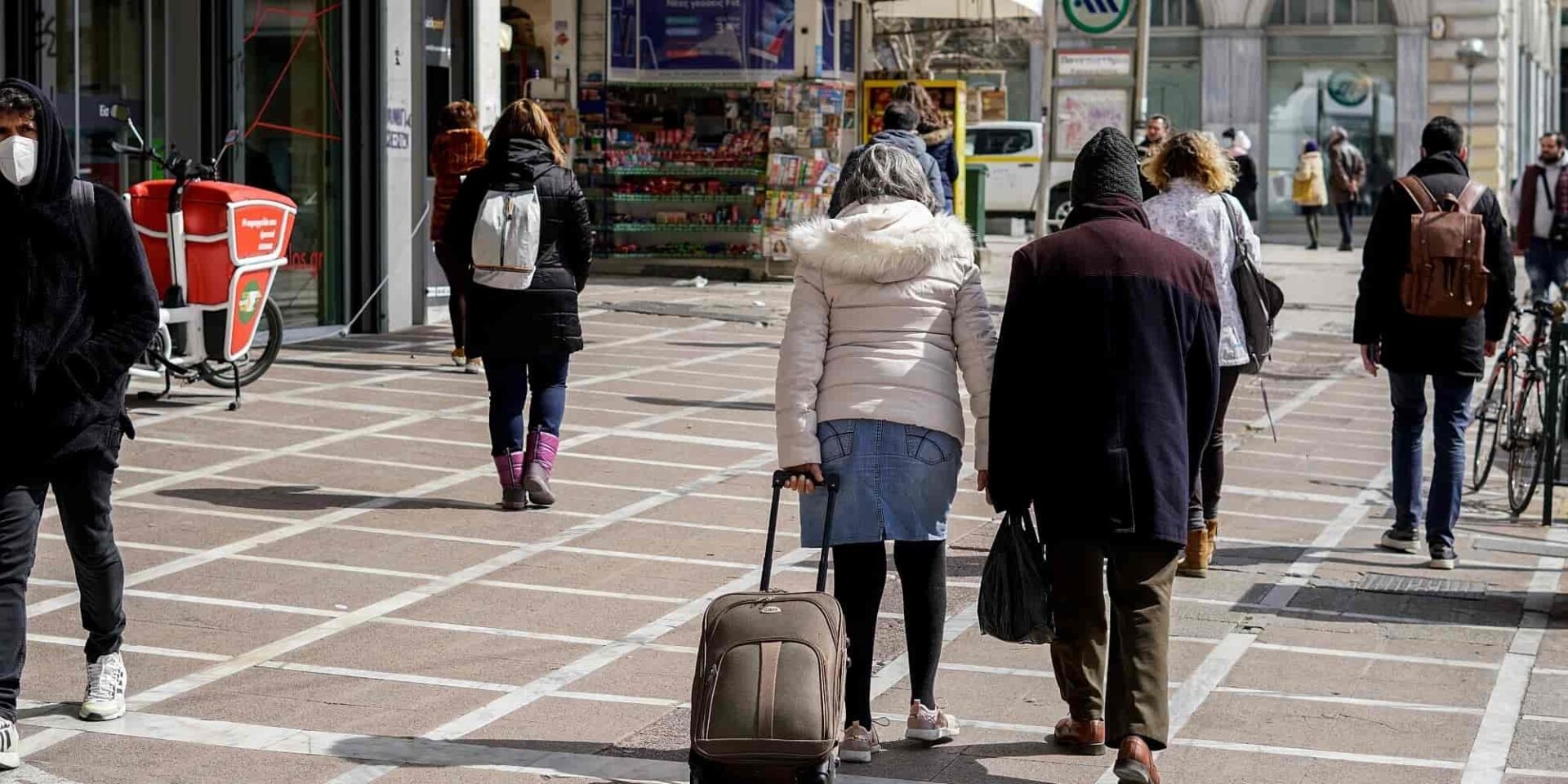 Πολίτες έξω από το σταθμό του Μετρό Πανεπιστήμιο