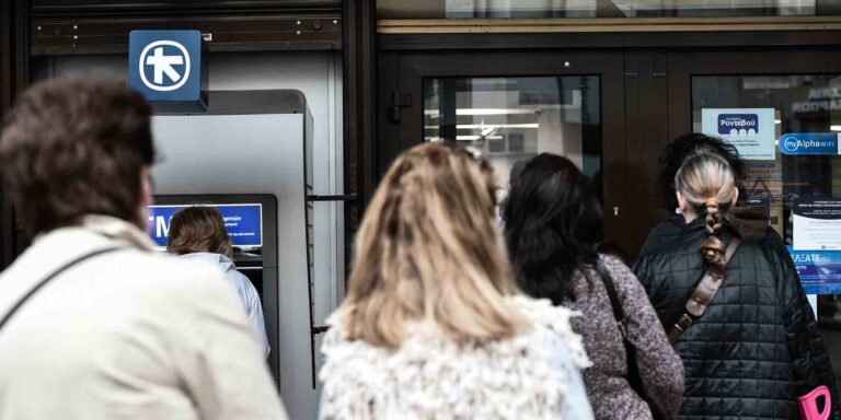 e-ΕΦΚΑ: Σήμερα η εφάπαξ οικονομική ενίσχυση σε συνταξιούχους και το επίδομα αλληλεγγύης σε ευάλωτους