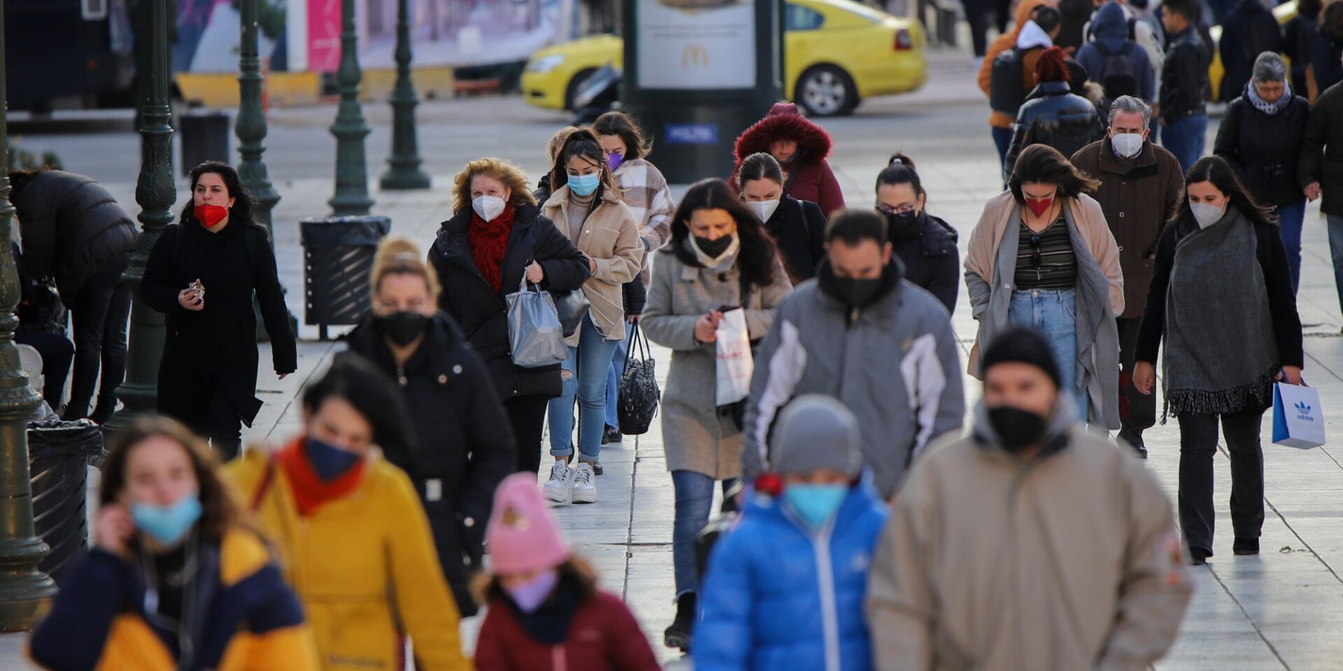 Κόσμος που περπατάει στο Σύνταγμα