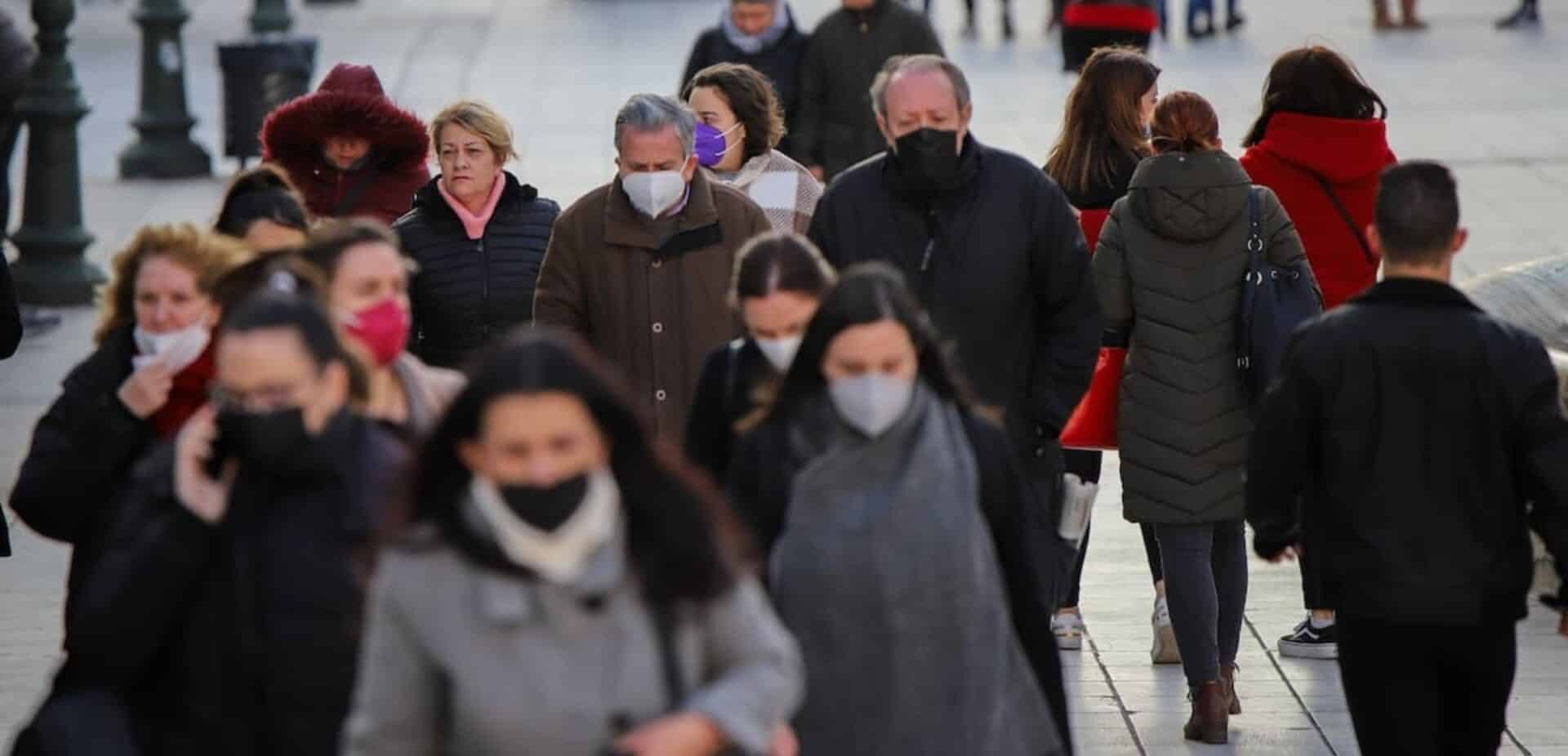 Κόσμος περπατά με μάσκες