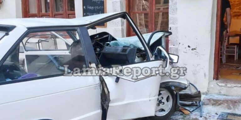 Αυτοκίνητο «καρφώθηκε» σε τσιπουράδικο στην Αμφίκλεια – Νεκρή η 77χρονη συνοδηγός (εικόνες)