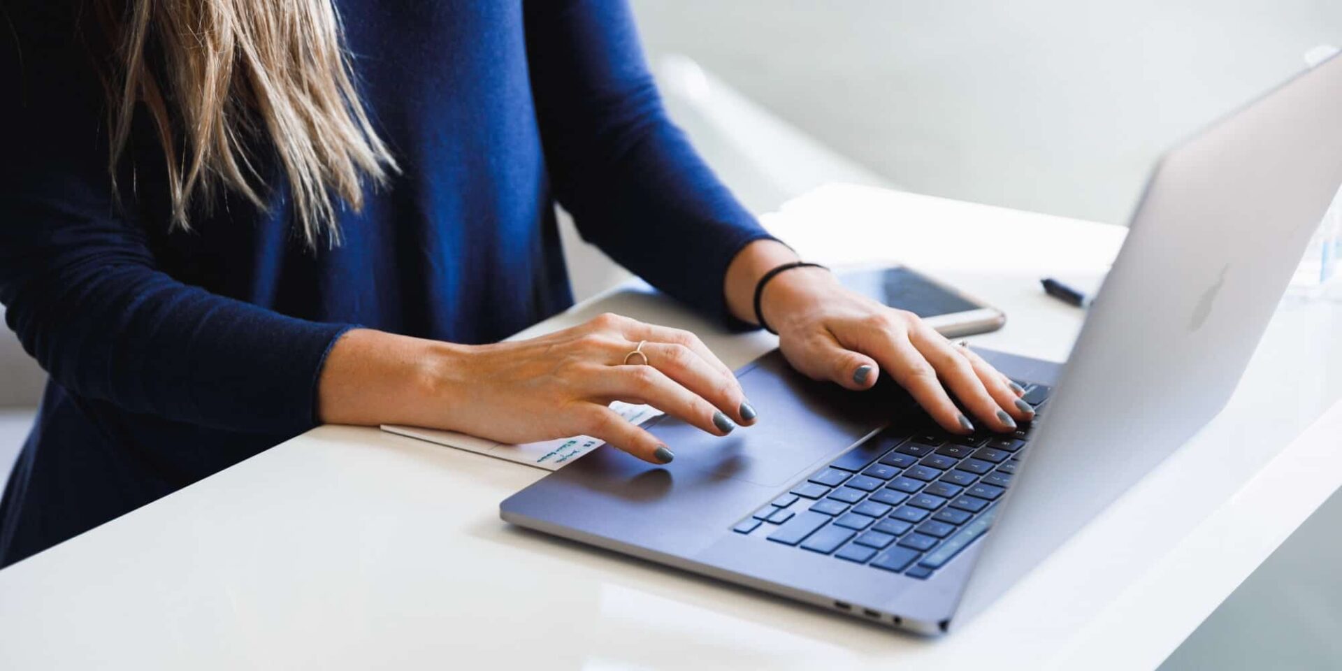 Γυναίκα σε laptop