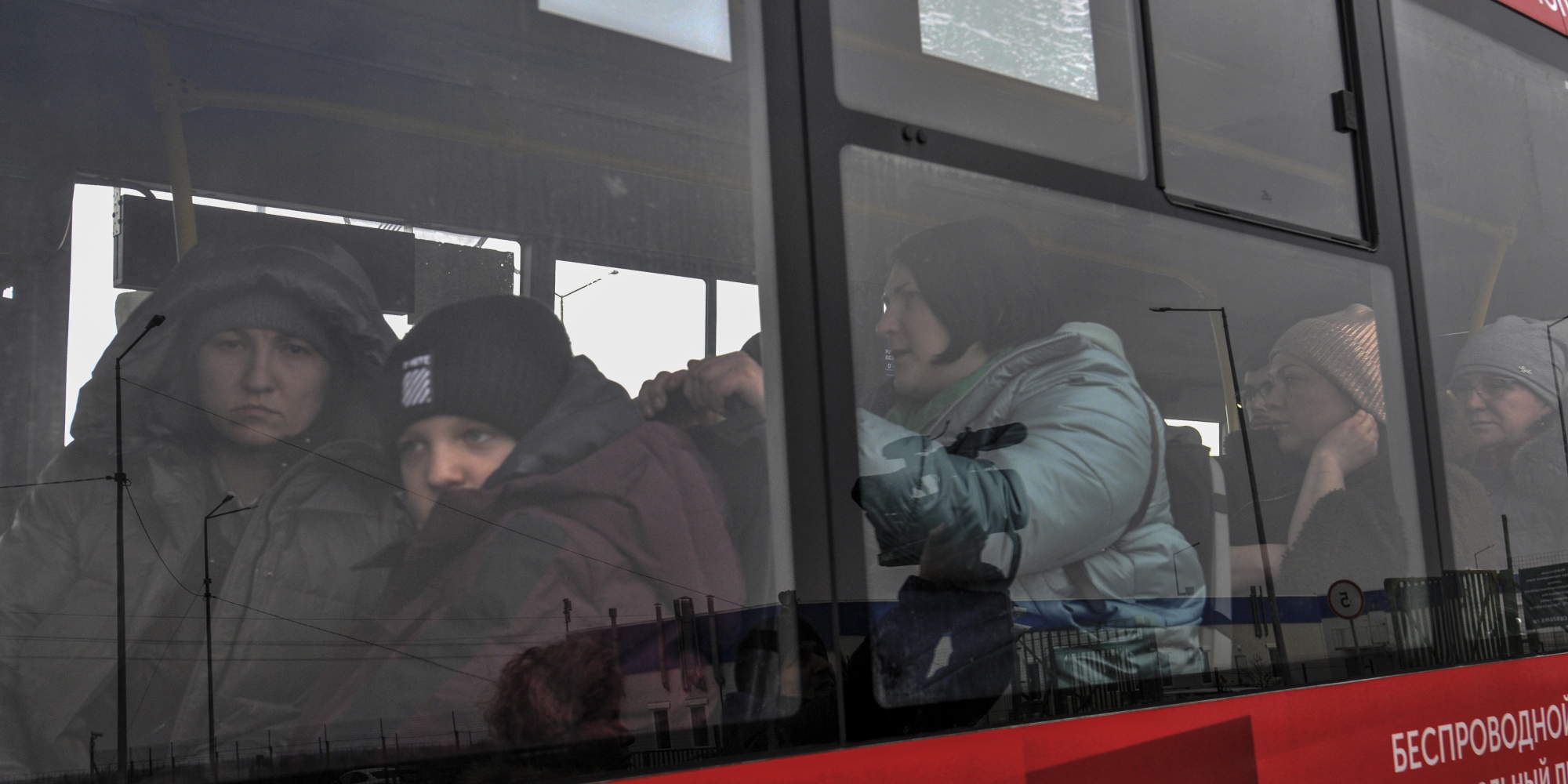 Λεωφορεία εκκένωσης άμαχου πληθυσμού από το Σούμι στην Ανατολική Ουκρανία