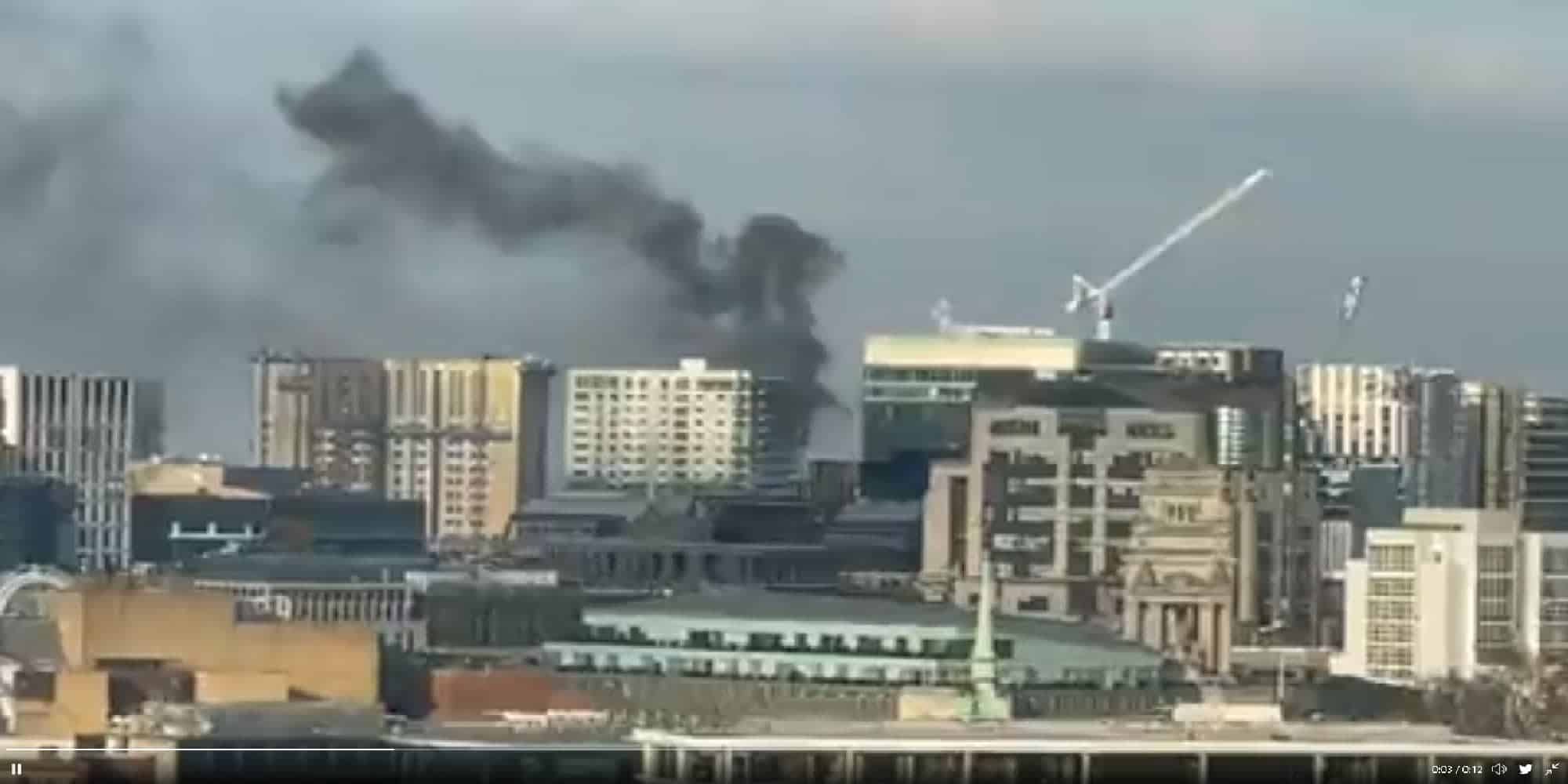 Πυκνοί καπνοί βγαίνουν από πολυώροφο κτίριο στο Ανατολικό Λονδίνο