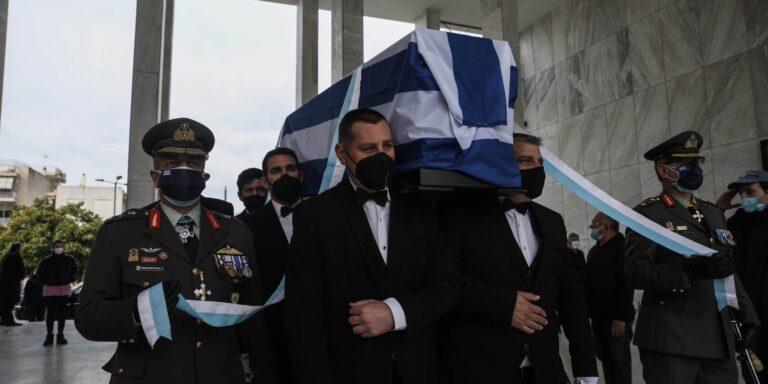 Το τελευταίο «αντίο» στη Μαριέττα Γιαννάκου – Στο Α’ Νεκροταφείο η κηδεία (εικόνες)