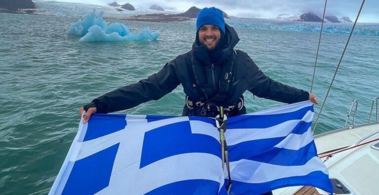 Ο Μάριος Γιαννάκου μετά τον άθλο του τερματίζοντας τα 500 χλμ. στην Αρκτική – «Το μεγαλύτερο βάρος είχε η ελληνική σημαία» (εικόνες & βίντεο)
