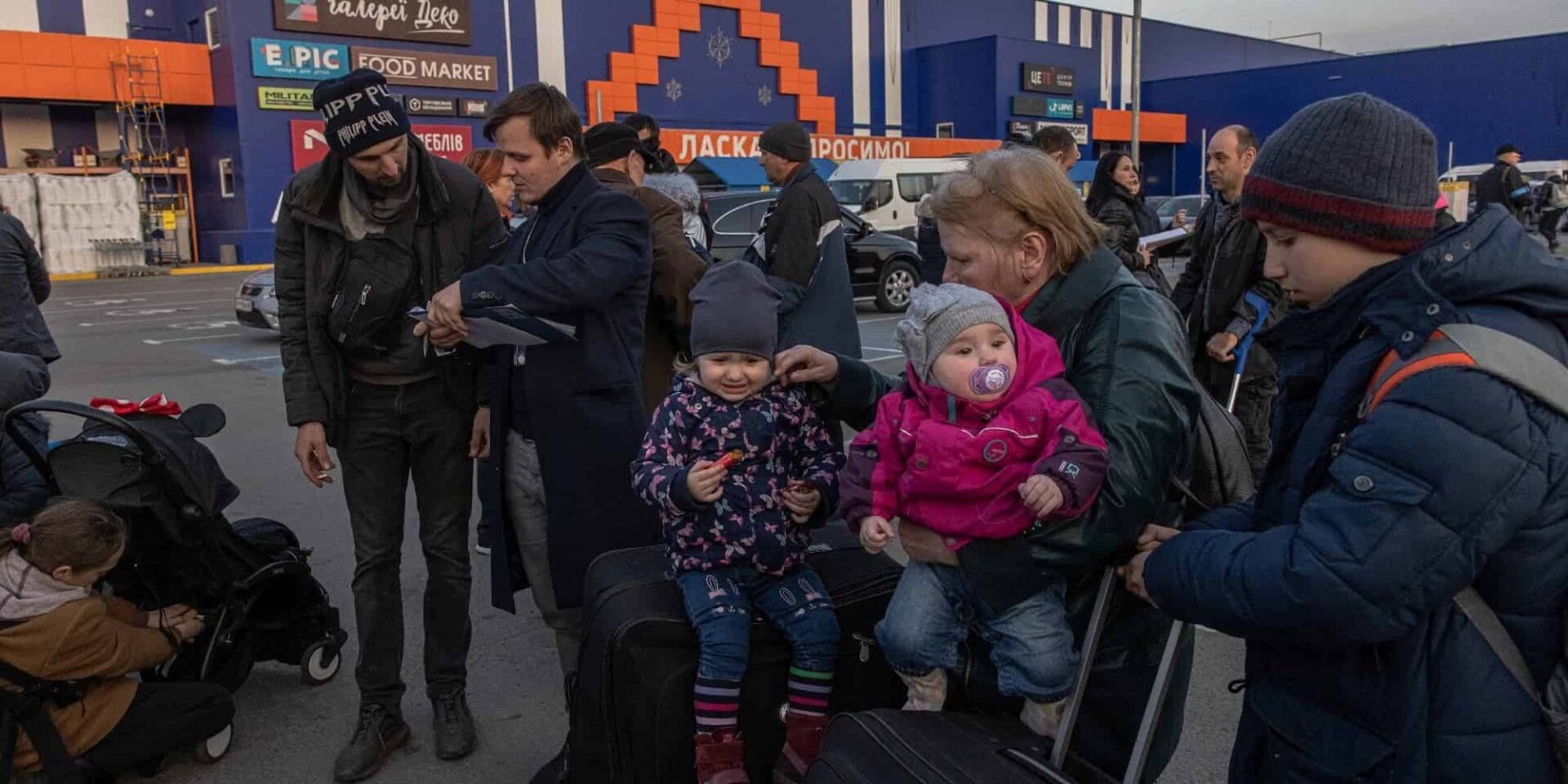 Εκκενώσεις από τη Μαριούπολη και τη Μελιτόπολη εν μέσω ρωσικής εισβολής στην Ουκρανία