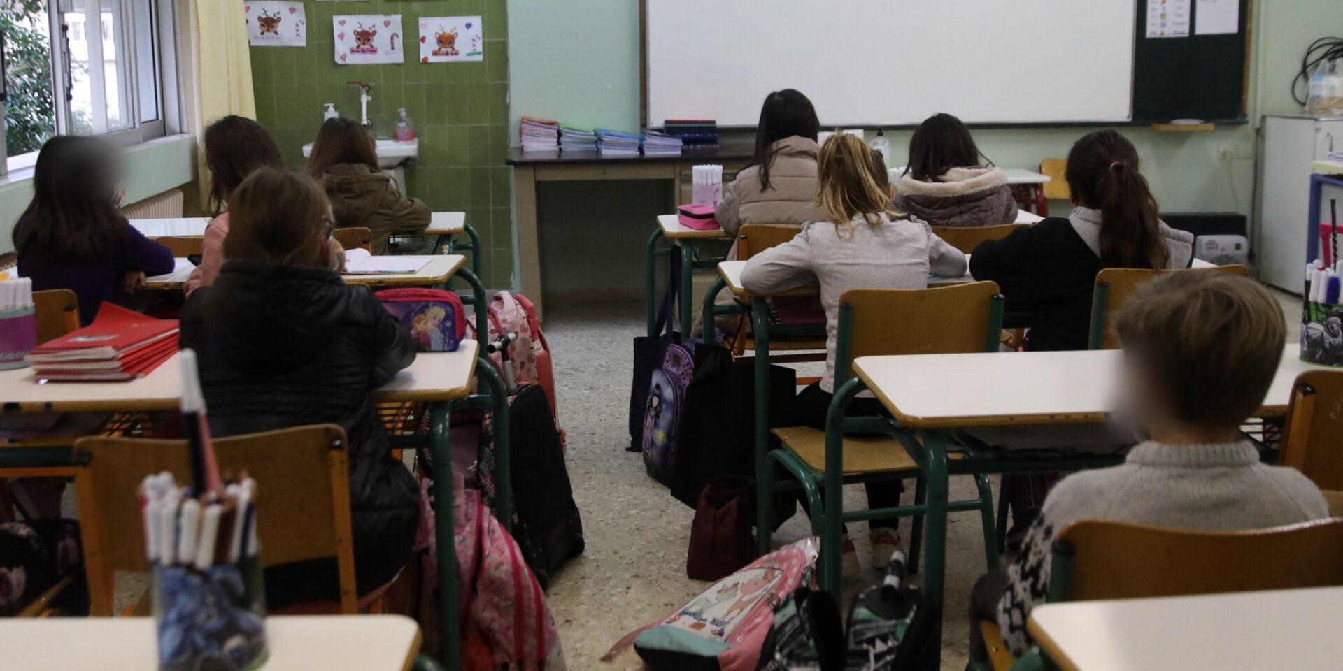 Μαθητές σε τάξη σχολείου