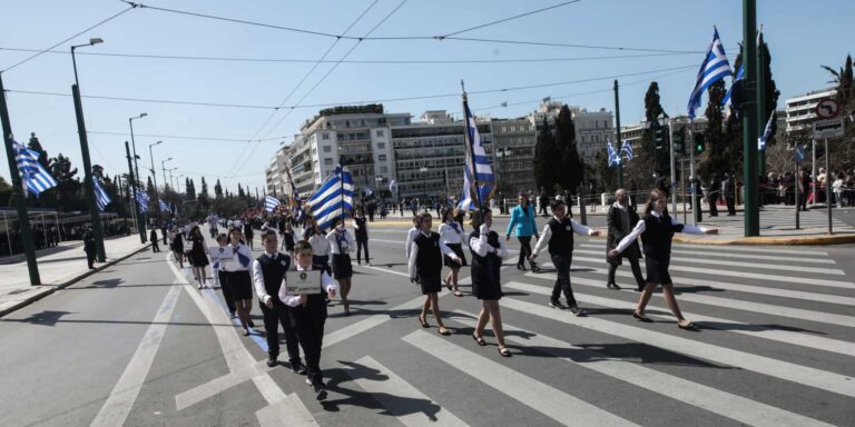 Με τιμές η μαθητική παρέλαση για την 25η Μαρτίου στο κέντρο της Αθήνας – Το μήνυμα για την Ουκρανία (εικόνες)