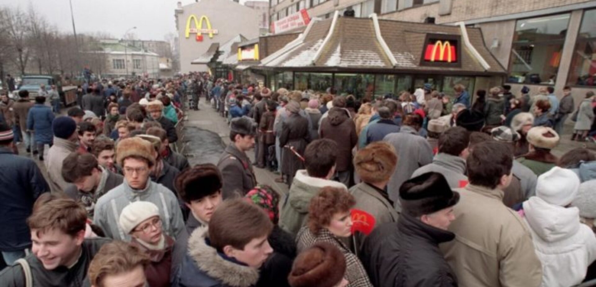Ουρές κόσμου στην Ρωσία έξω από τα Mc Donald's
