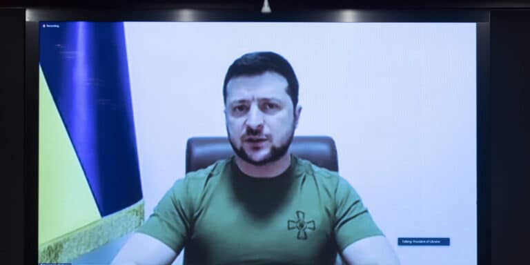 Ζελένσκι: «Εκατοντάδες βρίσκονται ακόμη κάτω από τα συντρίμμια» του θεάτρου στη Μαριούπολη – «Οι Ρώσοι θα πληρώσουν»