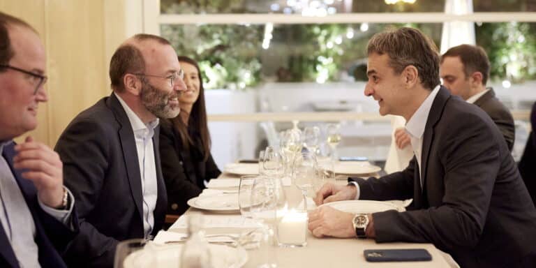 Δείπνο εργασίας με τον Μάνφρεντ Βέμπερ είχε ο Μητσοτάκης – Στο βασικό «μενού» ο πόλεμος στην Ουκρανία