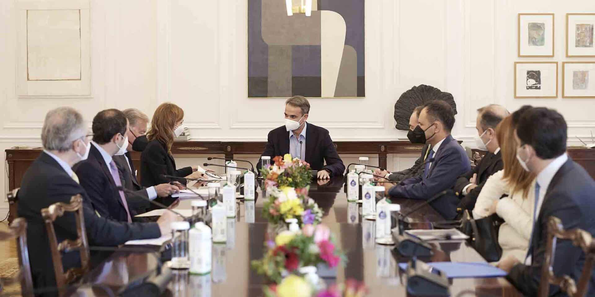 Ο πρωθυπουργός Κυριάκος Μητσοτάκης με το νέο προεδρείο της Ένωσης Ελλήνων Εφοπλιστών