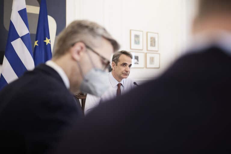 Μητσοτάκης για διανομείς: «Αποκαθιστούμε μία αδικία – Οι ψηφιακές πλατφόρμες θα τους παρέχουν μοτοσυκλέτα και κράνος»