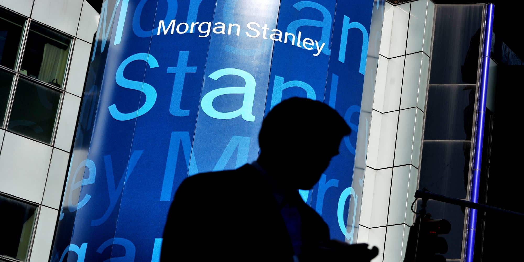 Σκιά ανθρώπου έξω από το κτίριο της Morgan Stanley