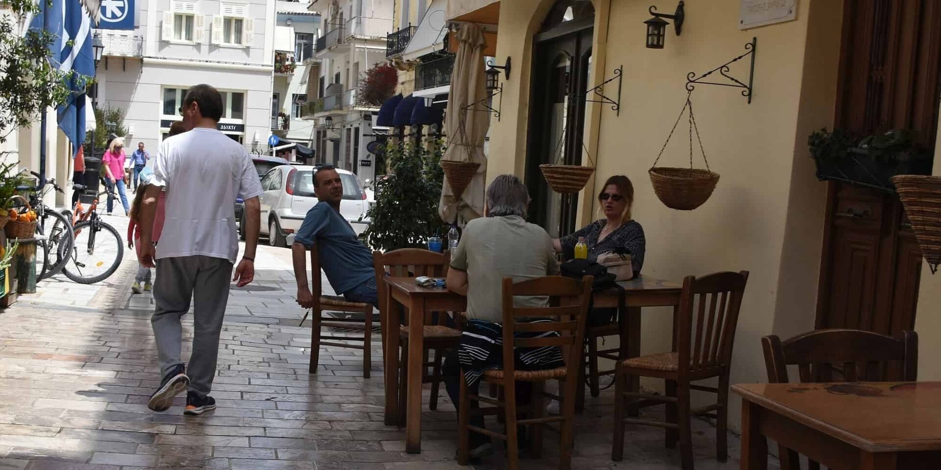 Κόσμος σε κατάστημα εστίασης στο Ναύπλιο