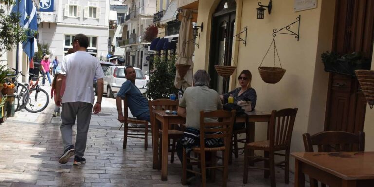 Κορονοϊός: Έρχεται κατάργηση του πιστοποιητικού σε εξωτερικούς χώρους – Στόχος η πλήρης απελευθέρωση ως το καλοκαίρι