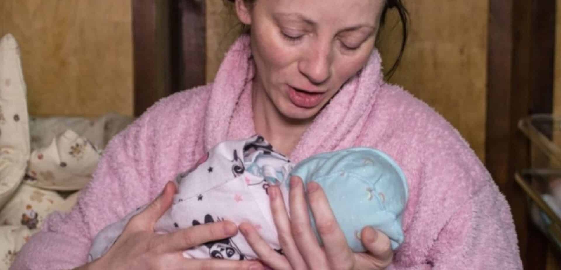 Η Yuliya κρατά στην αγκαλιά της την μικρή Βέρα