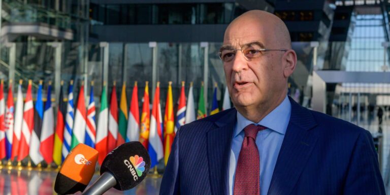 Ο Δένδιας επικοινώνησε με τον Κουλέμπα για την πρόθεση του να ηγηθεί ανθρωπιστικής αποστολής στη Μαριούπολη