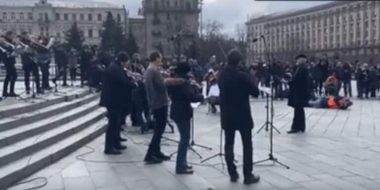 Ωδή στη χαρά: Ορχήστρα στο Κίεβο παίζει Μπετόβεν στην πλατεία ανεξαρτησίας – Το μελωδικό μήνυμα στην ΕΕ