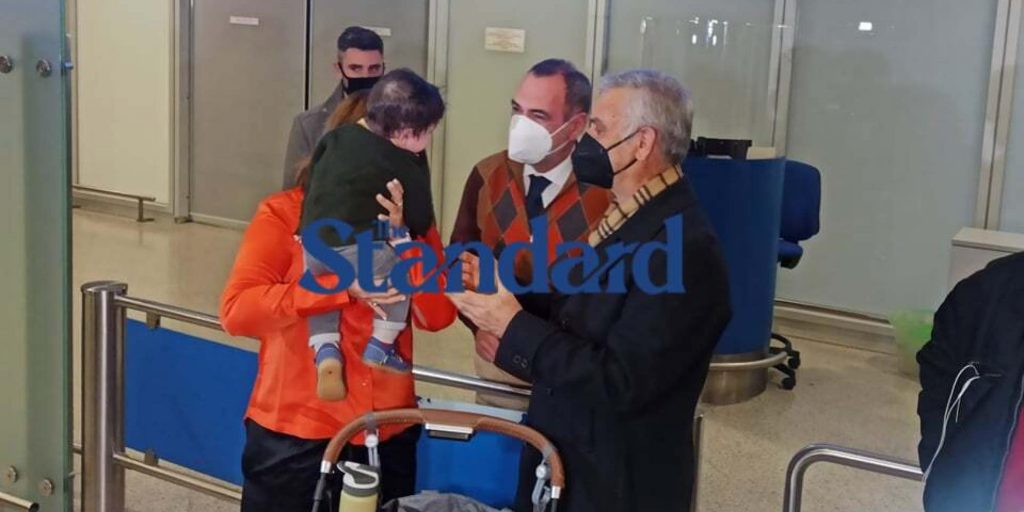 Η οικογένεια του Έλληνα Πρόξενου στο αεροδρόμιο
