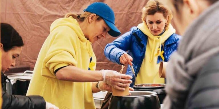 «Φάτε Μπορς, Σώστε την Ουκρανία»: Η Ουκρανή MasterChef μαγειρεύει για την πατρίδα της (εικόνες)
